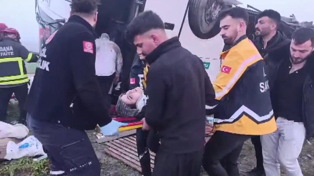 Adana da yolcu otob&uuml;s&uuml; devrildi: 2 kişi hayatını kaybetti, &ccedil;ok sayıda yaralı var! 3