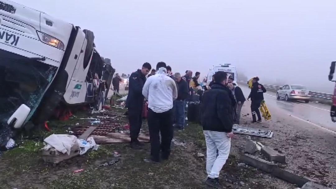 Adana da yolcu otob&uuml;s&uuml; devrildi: 2 kişi hayatını kaybetti, &ccedil;ok sayıda yaralı var! 7