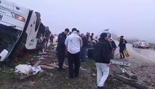 Son dakika: Adana'da yolcu otob&uuml;s&uuml; devrildi! 