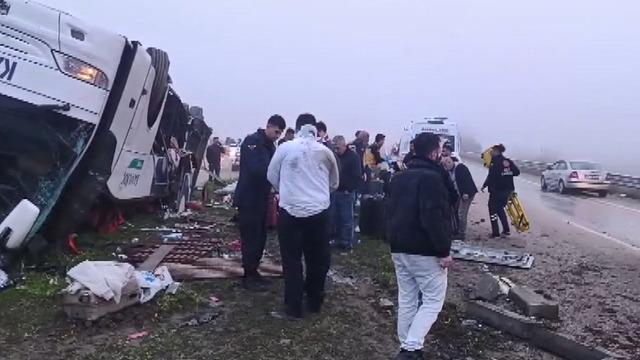 Adana'da yolcu otobüsü devrildi: 2 kişi hayatını kaybetti, çok sayıda yaralı var!