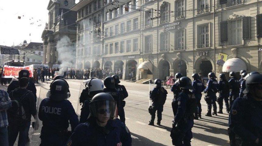 Bern'de eylem yapan PKK'lıları İsviçre polisi plastik mermilerle vurdu