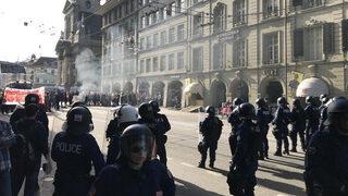 Bern'de eylem yapan PKK'lıları İsviçre polisi plastik mermilerle vurdu