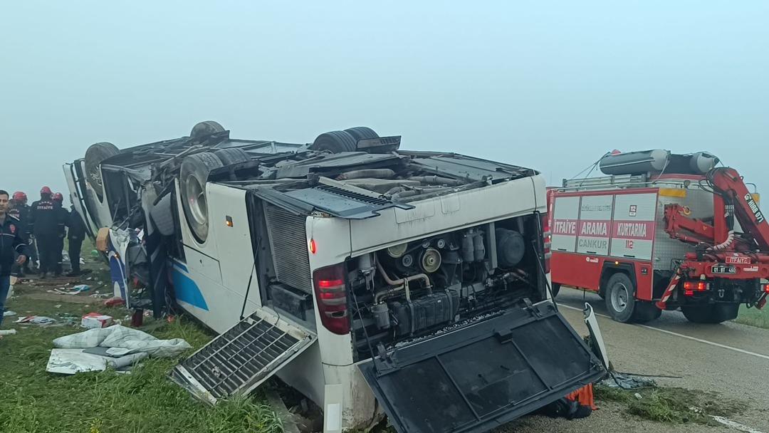 Adana da yolcu otob&uuml;s&uuml; devrildi: 2 kişi hayatını kaybetti, &ccedil;ok sayıda yaralı var! 4
