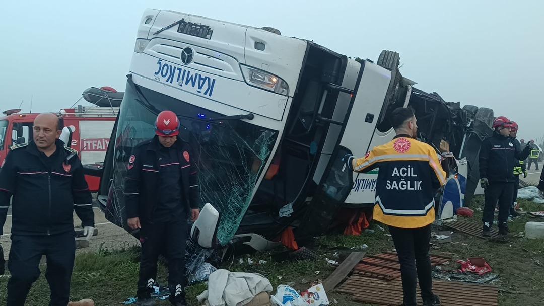 Adana da yolcu otob&uuml;s&uuml; devrildi: 2 kişi hayatını kaybetti, &ccedil;ok sayıda yaralı var! 2