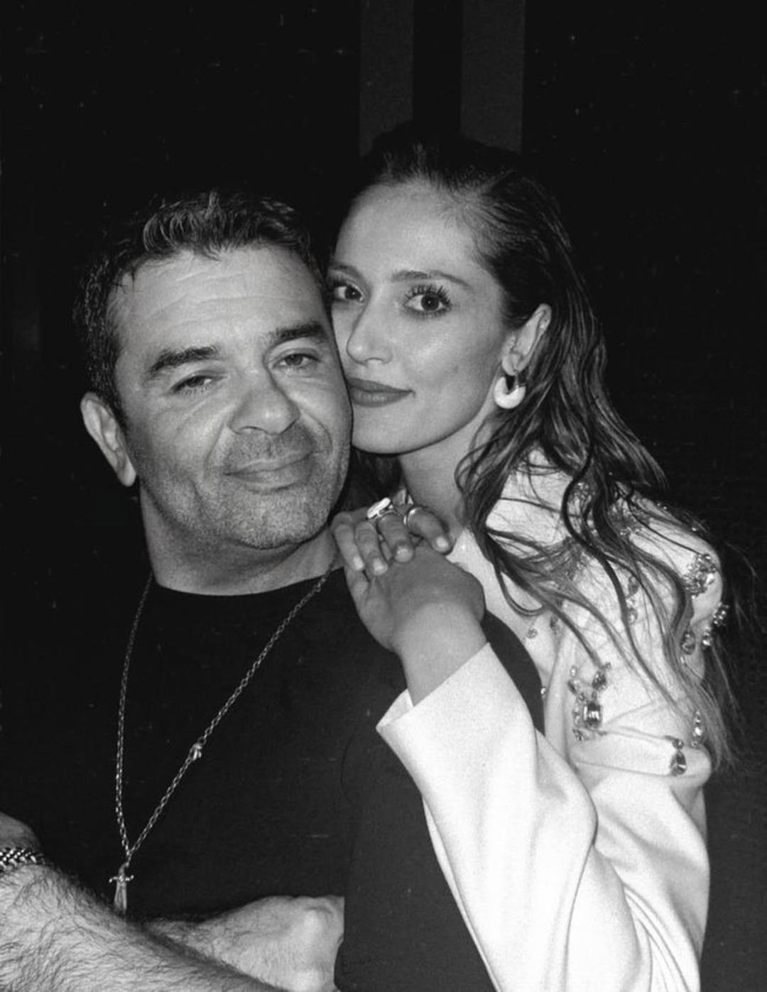 Bülent Şakrak ın genç sevgilisi aşka geldi! Duygu Arabacıoğlu ndan yıl dönümü kutlaması 2