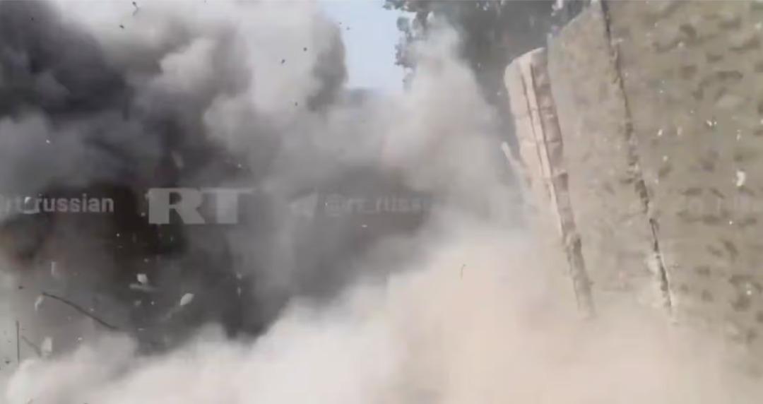 Canlı yayında &ouml;l&uuml;mle burun buruna geldi! F&uuml;ze yanına d&uuml;şt&uuml; 1