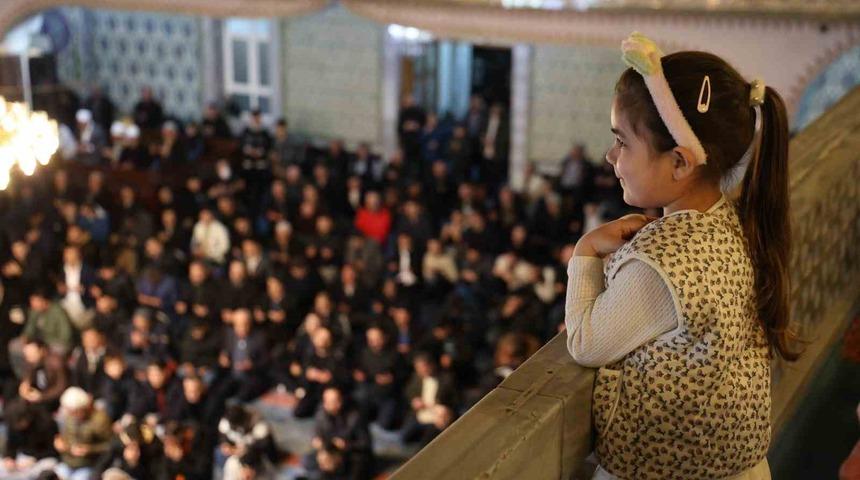 Ramazan Bayramı namazında camiler doldu taştı