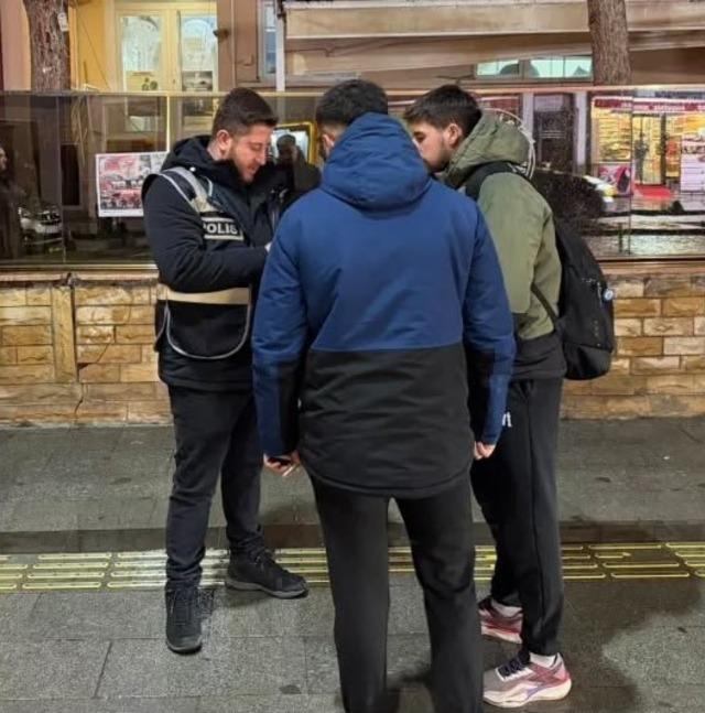 Bayburt polisi huzur ve g&uuml;ven i&ccedil;in denetimlerini s&uuml;rd&uuml;r&uuml;yor 3