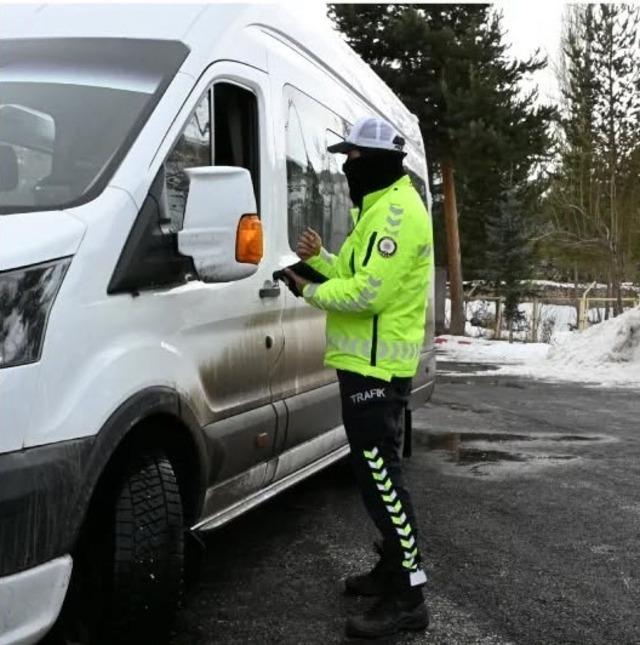 Bayburt polisi huzur ve g&uuml;ven i&ccedil;in denetimlerini s&uuml;rd&uuml;r&uuml;yor 2
