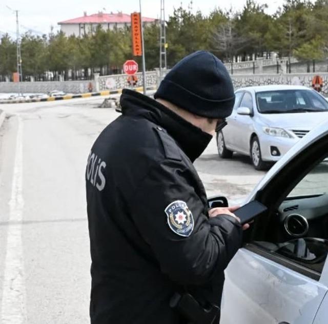 Bayburt polisi huzur ve g&uuml;ven i&ccedil;in denetimlerini s&uuml;rd&uuml;r&uuml;yor 1