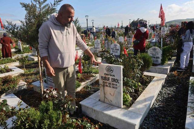 Deprem şehitliğinde h&uuml;z&uuml;nl&uuml; bayram 9