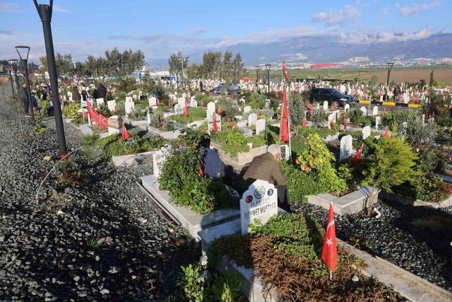 Deprem şehitliğinde h&uuml;z&uuml;nl&uuml; bayram 8