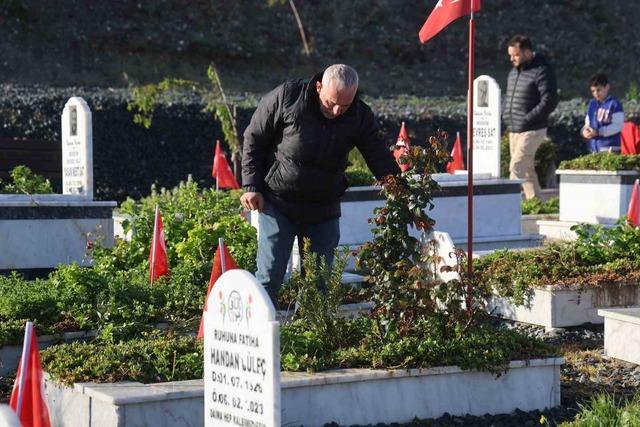 Deprem şehitliğinde h&uuml;z&uuml;nl&uuml; bayram 7