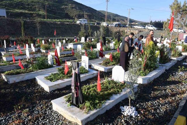 Deprem şehitliğinde h&uuml;z&uuml;nl&uuml; bayram 6