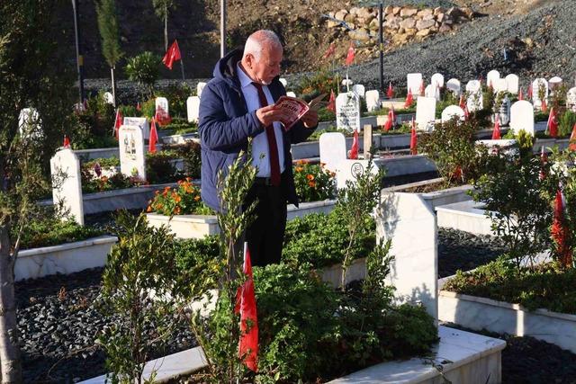 Deprem şehitliğinde h&uuml;z&uuml;nl&uuml; bayram 5