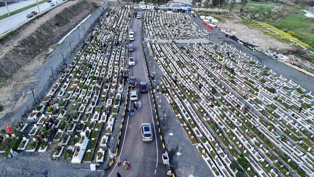 Deprem şehitliğinde h&uuml;z&uuml;nl&uuml; bayram 4