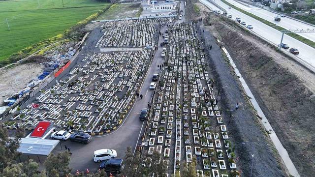 Deprem şehitliğinde h&uuml;z&uuml;nl&uuml; bayram 3