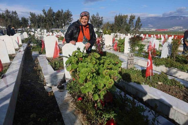 Deprem şehitliğinde h&uuml;z&uuml;nl&uuml; bayram 2