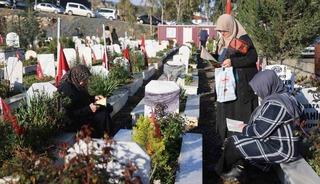 Deprem şehitliğinde h&uuml;z&uuml;nl&uuml; bayram