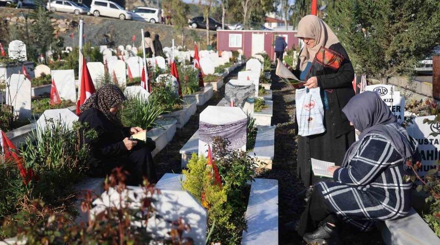 Deprem şehitliğinde h&uuml;z&uuml;nl&uuml; bayram