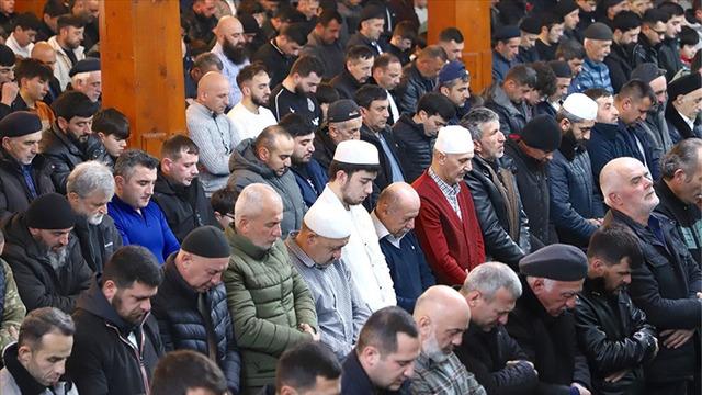 Azerbaycan&rsquo;da bayram namazı kılındı