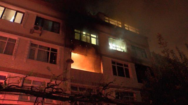 Fatih'te yangın; mahsur kalanlar itfaiye ekiplerince kurtarıldı