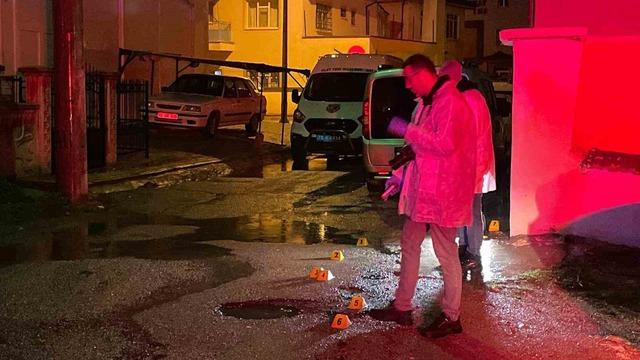 Karaman&rsquo;da t&uuml;fekle rastgele ateş a&ccedil;ıldı: Ara&ccedil; ve ev zarar g&ouml;rd&uuml; 2