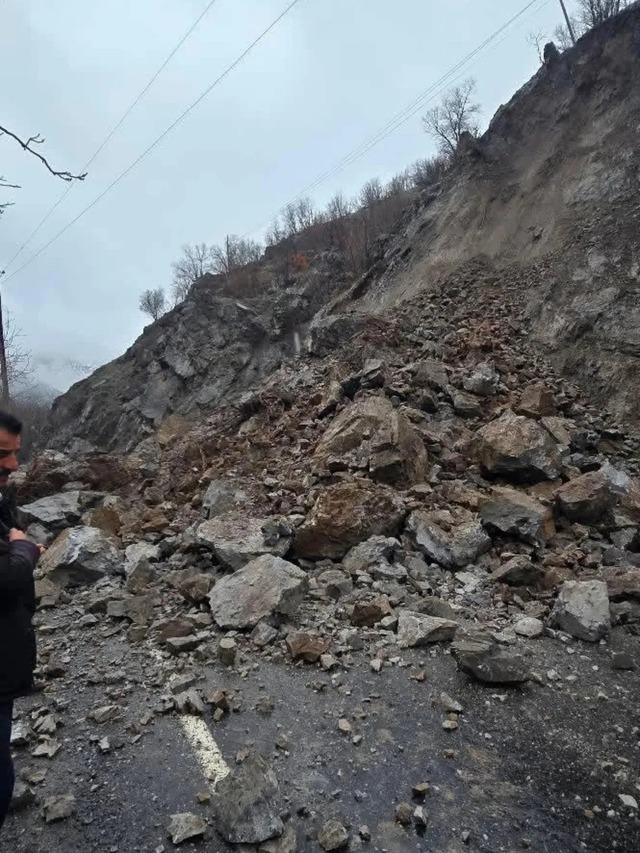 Şırnak&rsquo;ta kaya d&uuml;şmesi nedeniyle k&ouml;y yolu ulaşıma kapandı 1