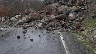 Şırnak’ta kaya düşmesi nedeniyle köy yolu ulaşıma kapandı