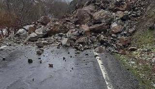 Şırnak&rsquo;ta kaya d&uuml;şmesi nedeniyle k&ouml;y yolu ulaşıma kapandı