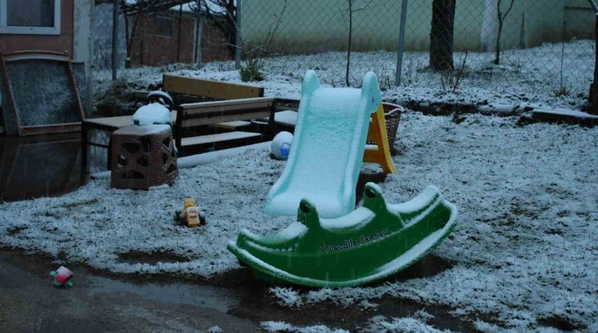 Sakarya merkezde yağmur, yaylada kar: Y&uuml;ksek kesimler bayrama beyaz &ouml;rt&uuml; ile girdi