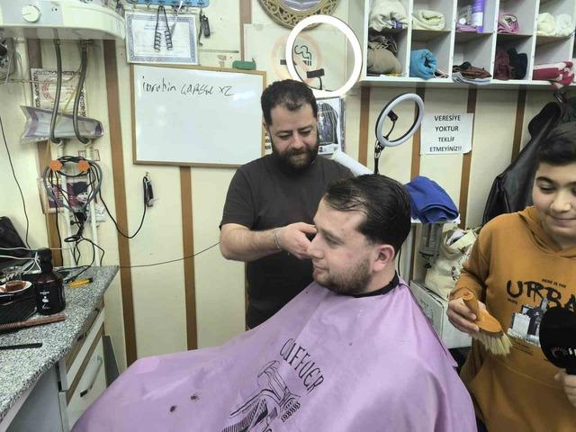 Ramazan Bayramı&rsquo;nı oturdukları berber sandalyelerinde karşıladılar 1