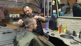 Ramazan Bayramı&rsquo;nı oturdukları berber sandalyelerinde karşıladılar