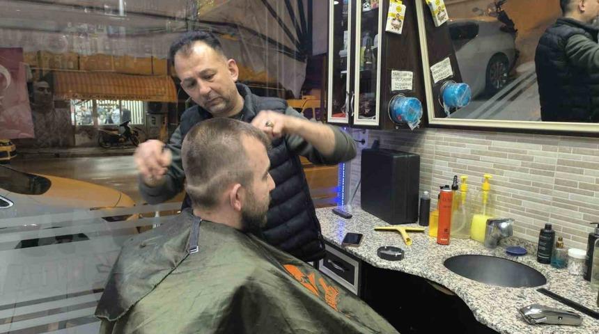 Ramazan Bayramı&rsquo;nı oturdukları berber sandalyelerinde karşıladılar