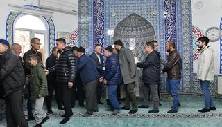 Ezine&rsquo;de namaz sonrası bayramlaşma