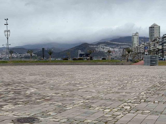 İzmir&rsquo;de bayram tatili sessizliği G&uuml;ndoğdu Meydanı&rsquo;na yansıdı 5