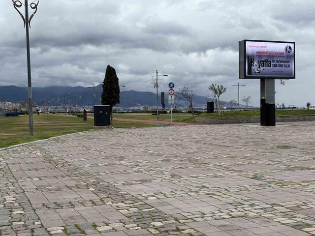 İzmir&rsquo;de bayram tatili sessizliği G&uuml;ndoğdu Meydanı&rsquo;na yansıdı 4