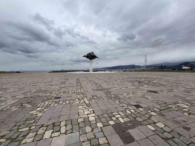İzmir&rsquo;de bayram tatili sessizliği G&uuml;ndoğdu Meydanı&rsquo;na yansıdı 3