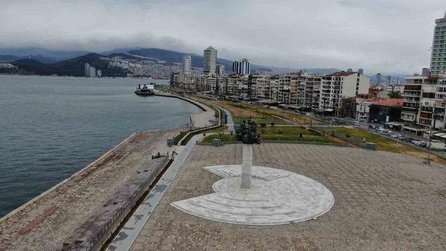 İzmir&rsquo;de bayram tatili sessizliği G&uuml;ndoğdu Meydanı&rsquo;na yansıdı 1