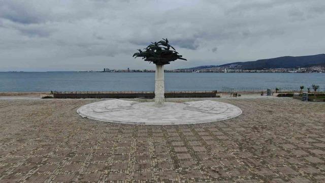 İzmir’de bayram tatili sessizliği Gündoğdu Meydanı’na yansıdı