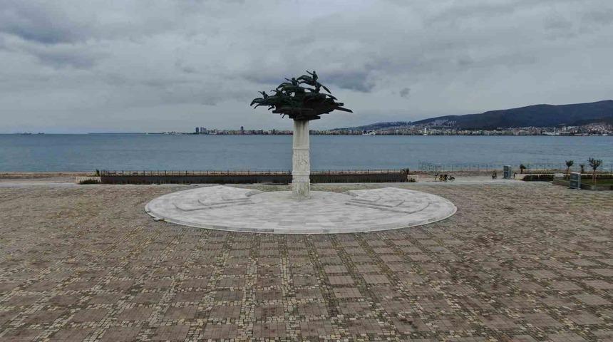 İzmir&rsquo;de bayram tatili sessizliği G&uuml;ndoğdu Meydanı&rsquo;na yansıdı