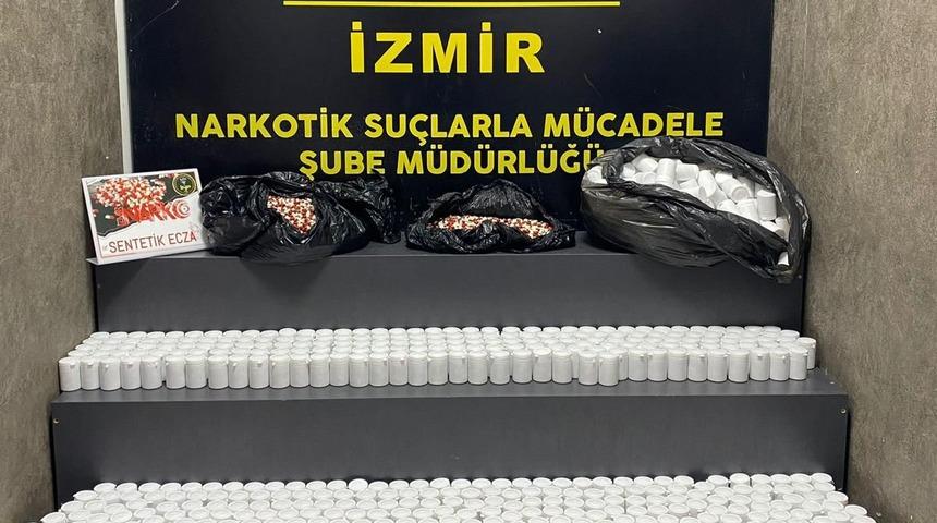 İzmir&rsquo;de bir ara&ccedil;ta 84 bin sentetik ecza ele ge&ccedil;irildi
