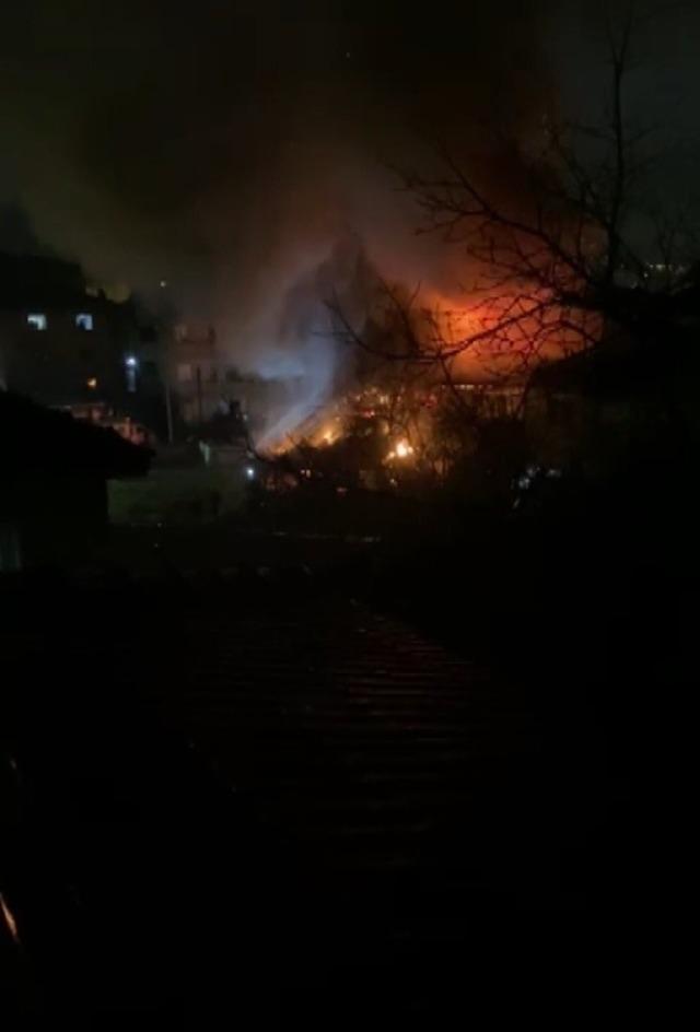 Ahşap ev alev topuna d&ouml;nd&uuml; 3