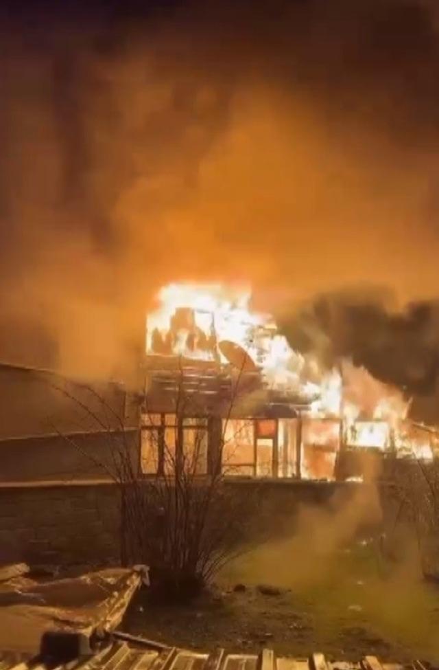 Ahşap ev alev topuna d&ouml;nd&uuml; 1