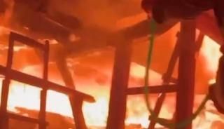 Ahşap ev alev topuna d&ouml;nd&uuml;