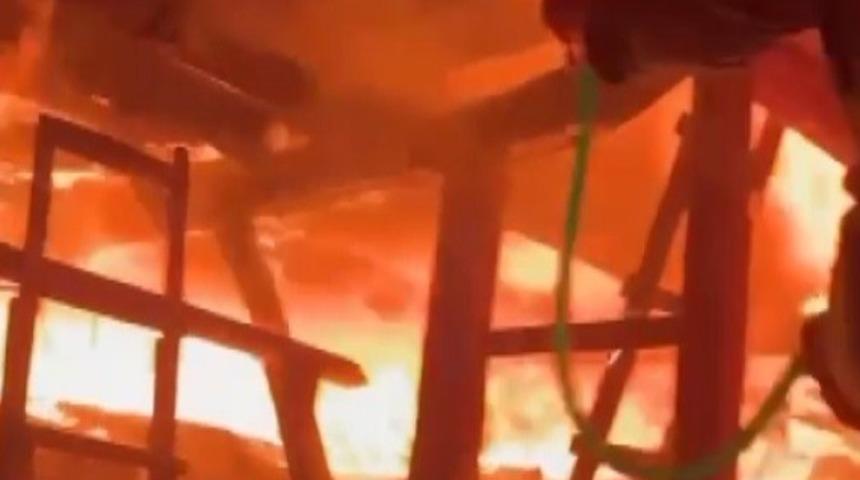 Ahşap ev alev topuna d&ouml;nd&uuml;