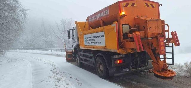 Kocaeli&rsquo;nin y&uuml;ksek kesimleri bayram sabahı beyaza b&uuml;r&uuml;nd&uuml; 1