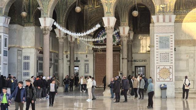 Suriye&rsquo;de camileri dolduran M&uuml;sl&uuml;manlar bayram namazını kıldı 1