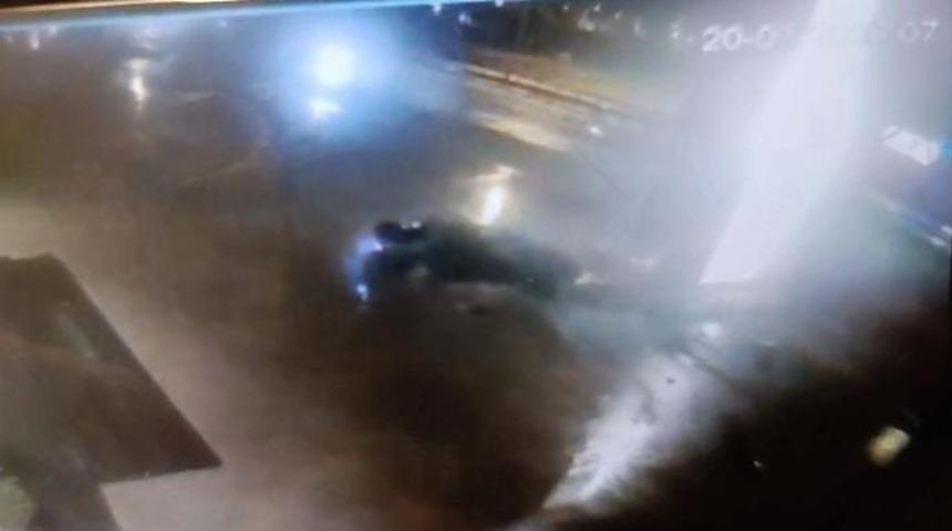 Kontrolden &ccedil;ıkan ara&ccedil; reklam panosuna &ccedil;arptı! 1 &ouml;l&uuml;, 2 yaralı