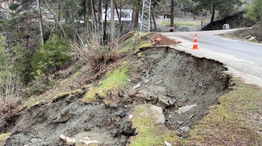 Osmaniye&rsquo;de yoğun yağmur sonrası yol &ccedil;&ouml;kt&uuml;